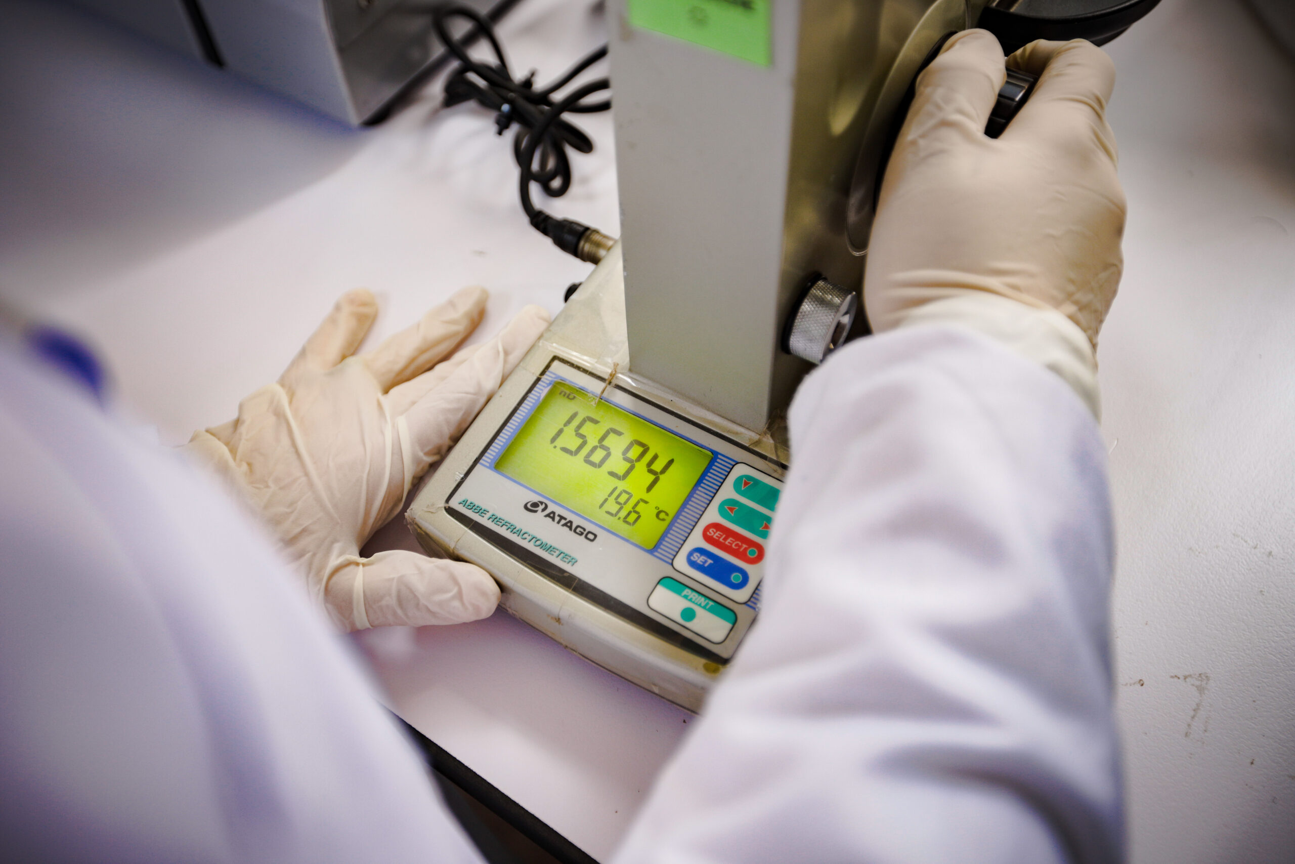 salle-des-reactifs-et-phc-riadh-pharm11-scaled